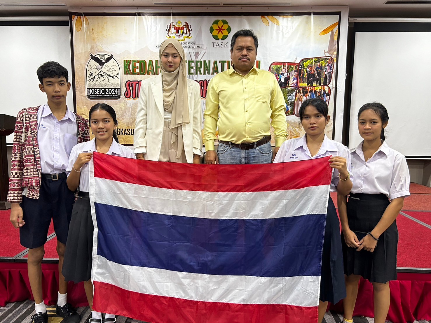 LINE_ALBUM_khay Stem and English Camp n prathes maleseiy_241120_3.jpg